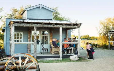 Hvidbjerg Strand Camping Resort Westernbyen Westernhytte Facade Terresse