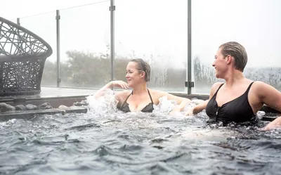 Hvidbjerg Strand Camping Resort Wellness Udendoersspa Samtale