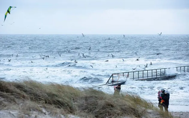 Hvidbjerg Strand Camping Resort Badebro Vinter Blaest