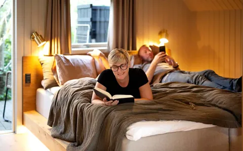 Hvidbjerg Strand Camping Resort Glamping Lodges Seng Laesning