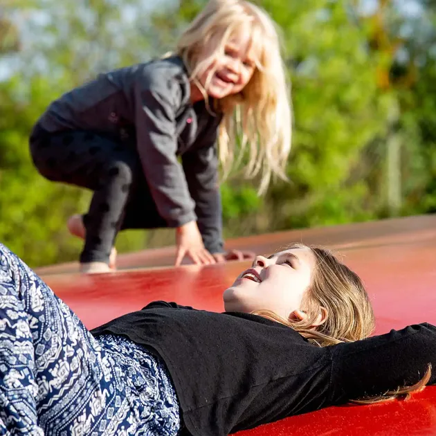 Hvidbjerg Strand Camping Resort Legeplads Hoppepude Afslapning